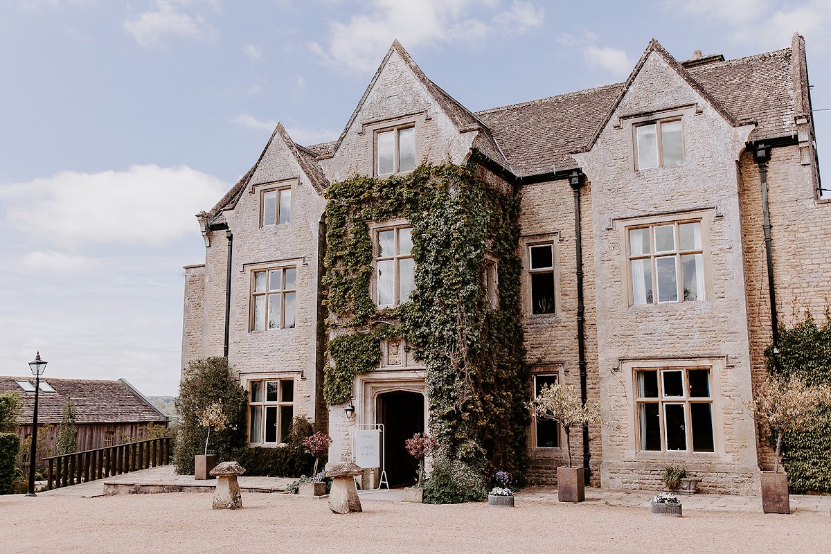 Hyde House - manor wedding venue in Cheltenham, Gloucestershire